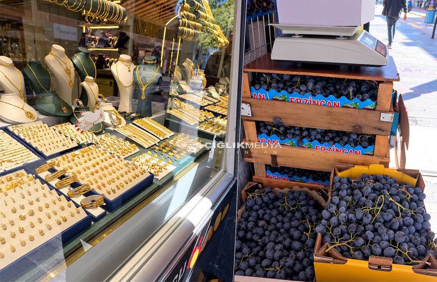 Kuyumcu Dükkânının Önünde Cimin Üzümü Satıyor