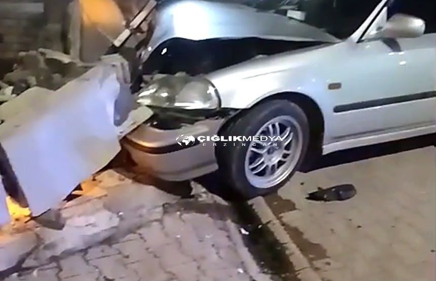 Mollaköy’de Araç Balıklı Havuzun Duvarına Çarptı: 2 Yaralı