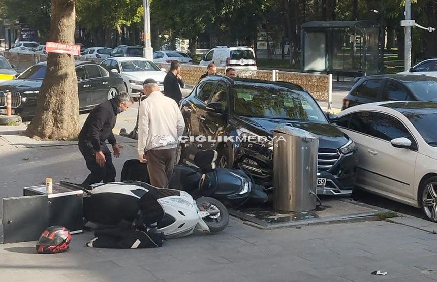 Erzincan Ordu Caddesi’nde Otomobil ve İki Motosiklete Çarptı