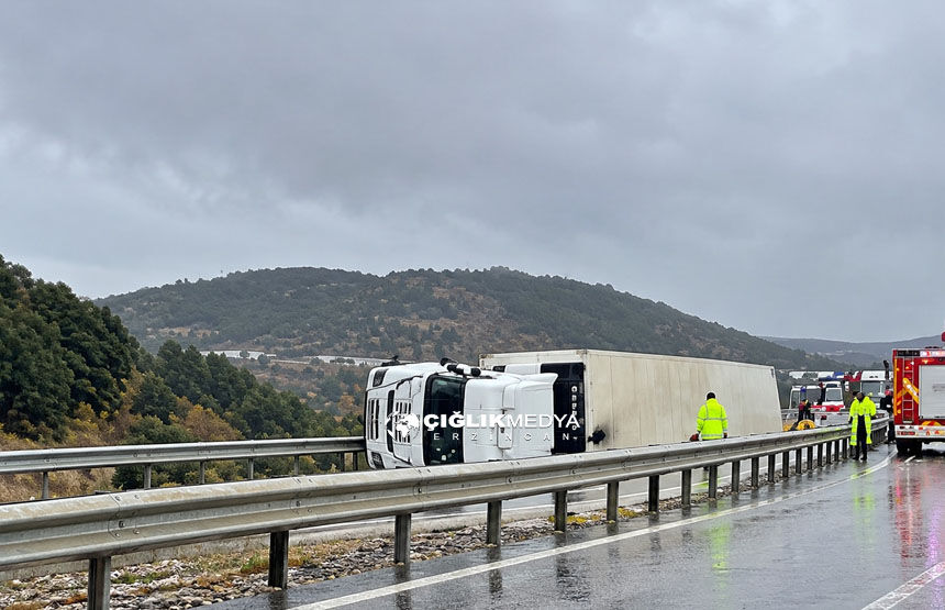 Erzurum–Aşkale Kara Yolunda TIR Kazası! Bariyerlere Çarpan TIR Yan Yattı