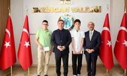 Vali LGS Birincilerine Hediyeler Verdi