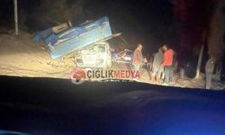 TIR Park Halindeki Römorka Çarptı: Römork Ticari Aracın Üzerine Düştü