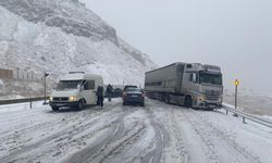 Erzincan-Sivas Karayolunda Kar Yağışı Ulaşımı Aksattı