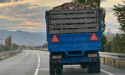 Pancar Taşıyan Traktörlerde Büyük Tehlike: “Reflektör Eksikliği Kazaya Davetiye Çıkarıyor!”