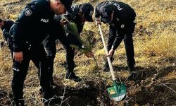 Refahiye’de Polislerden 11 Kasım Milli Ağaçlandırma Günü’nde Fidan Dikimi Etkinliği