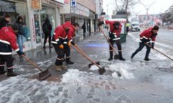 Temizlik Emekçilerinden Karla Mücadelede Yoğun Mesai