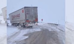 Erzincan – Kemah Yolunda TIR Yoldan Çıktı