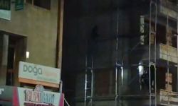 Halitpaşa Caddesi’nde İnşaat İskelesine Çıkan Kişi İkna Edilerek Aşağı İndirildi
