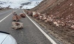 Kemah Depremi Sonrası Karayoluna Kaya Parçaları Düştü
