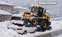 Üzümlü’de İlginç Kaza: Kar Küreme Aracı, Kar Altındaki Otomobilin Üzerine Çıktı
