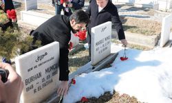 Batuhan Mumcu, Depremde Kaybettiği Babasını Erzincan’da Mezarı Başında Andı