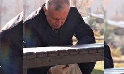 EBYÜ Rektörü Prof. Dr. Akın Levent Kampüste İzmarit Topladı