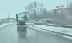 Trafikte Tehlikeli Taşıma! Aracın Üzerinde Dev Metal Kafesle Yolculuk