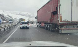 Tercan-Aşkale Yolunda Zincirleme Kaza: Yol Trafiğe Kapandı