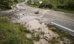 Erzincan-Kemah Karayolu'nda Toprak Kayması: Yol Kontrollü Olarak Trafiğe Açıldı