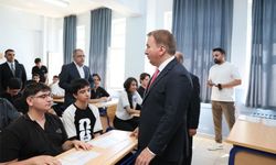 Vali Aydoğdu Öğrencilere Karnelerini Verdi