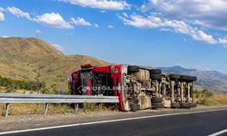 Erzincan-Pülümür Karayolu’nda Saman Yüklü Tır Devrildi