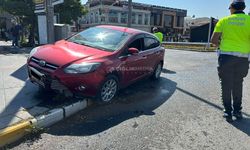 Erzincan Dörtyol Kavşağı’nda Otomobil Kaldırıma Çıktı