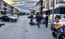 Uğurhan Tunçata Caddesi’nde Otomobil ile Motosikletli Kurye Çarpıştı