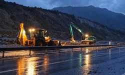 Ekipler Sağanak Altında Yolu Açmaya Çalışıyor