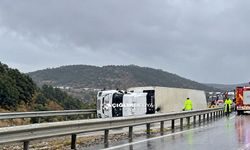 Erzurum–Aşkale Kara Yolunda TIR Kazası! Bariyerlere Çarpan TIR Yan Yattı