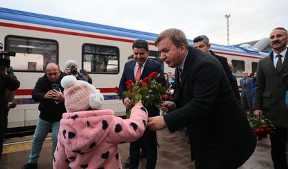 Turistik Doğu Ekspresi Katılımcıları Erzincan'da Güllerle Karşılandı