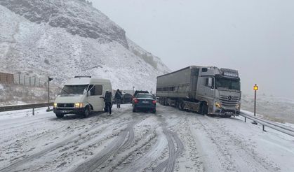 Erzincan-Sivas Karayolunda Kar Yağışı Ulaşımı Aksattı