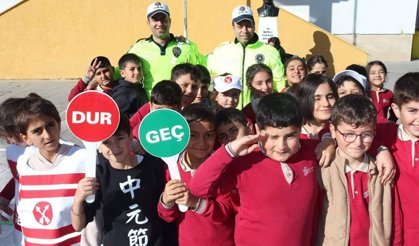 Polis Ekipleri İlkokul Öğrencilerine Trafik Güvenliği Eğitimi Verdi
