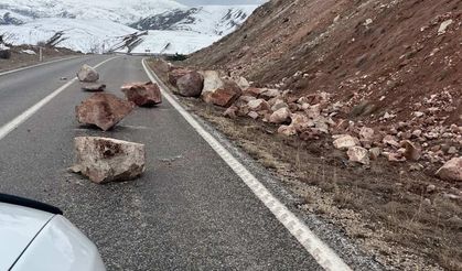 Kemah Depremi Sonrası Karayoluna Kaya Parçaları Düştü