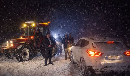 Gökçeköyü’nde Kar Alarmı: Muhtar Traktörle Mahsur Kalanları Kurtardı