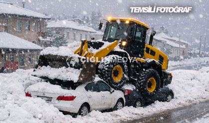 Üzümlü’de İlginç Kaza: Kar Küreme Aracı, Kar Altındaki Otomobilin Üzerine Çıktı