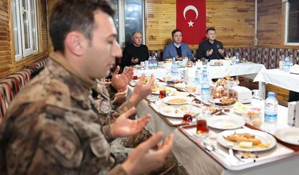 Vali Aydoğdu Özel Harekat Polisleri İle Sahur Yaptı