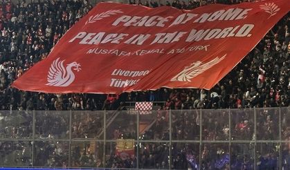Liverpool Tribünlerinde “Yurtta Sulh, Cihanda Sulh” Mesajı