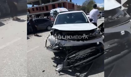 Erzincan’da Tehlikeli Kavşakta İki Otomobil Çarpıştı