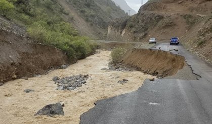 Kemaliye’de Yoğun Yağış Nedeniyle Köy Yolu Çöktü