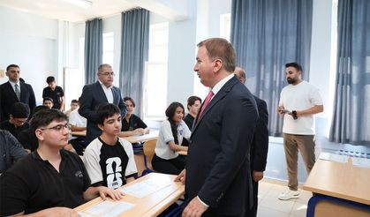 Vali Aydoğdu Öğrencilere Karnelerini Verdi