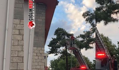 Duyarlı Vatandaş Fark Etti! Erzincan’da Tehlike Oluşturan Kiremitleri İtfaiye Böyle Kaldırdı