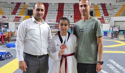 Erzincanlı Sporcu Zehra Ecrin Biçer'den Bölge Üçüncülüğü