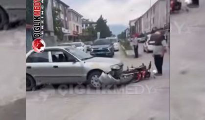 Erzincan’da Hastane Önünde Otomobil ile Motosiklet Çarpıştı! Sürücü Yaralandı