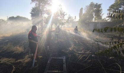 Erzincan'da Arsa Yangını Büyümeden Söndürüldü