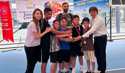 Erkek Tenis Takımımız ANALİG'de Gümüş Madalyayla Yarı Finale Yükseldi