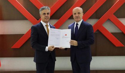 Rektör Kuyrukluyıldız Mazbatasını YÖK Başkanı Özvar’dan Aldı