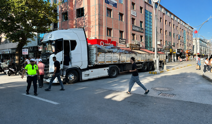 TIR Trafiği Kilitledi: “Senin Orada Ne İşin Var?”