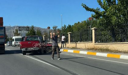 Terzibaba Mezarlığı Önündeki Araç Parkları Tehlike Oluşturuyor