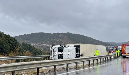 Erzurum–Aşkale Kara Yolunda TIR Kazası! Bariyerlere Çarpan TIR Yan Yattı