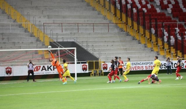 13 Şubat Stadyumunda ilk Maç Oynandı