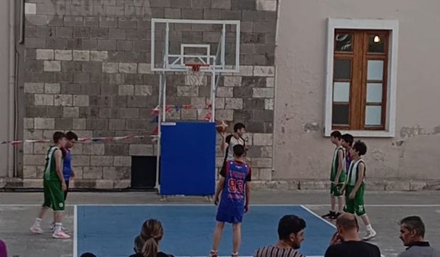 Erzincan'da Bölge Gençleri Basketbol Turnuvasında Buluştı