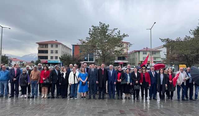 CHP Erzincan İl Başkanlığı Anıta Çelenk Sundu