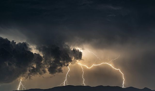 Erzincan'da Gök Gürültülü Sağanak Yağış Devam Ediyor
