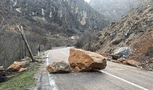 Tunceli - Erzincan Karayolunda Dev Kayalar